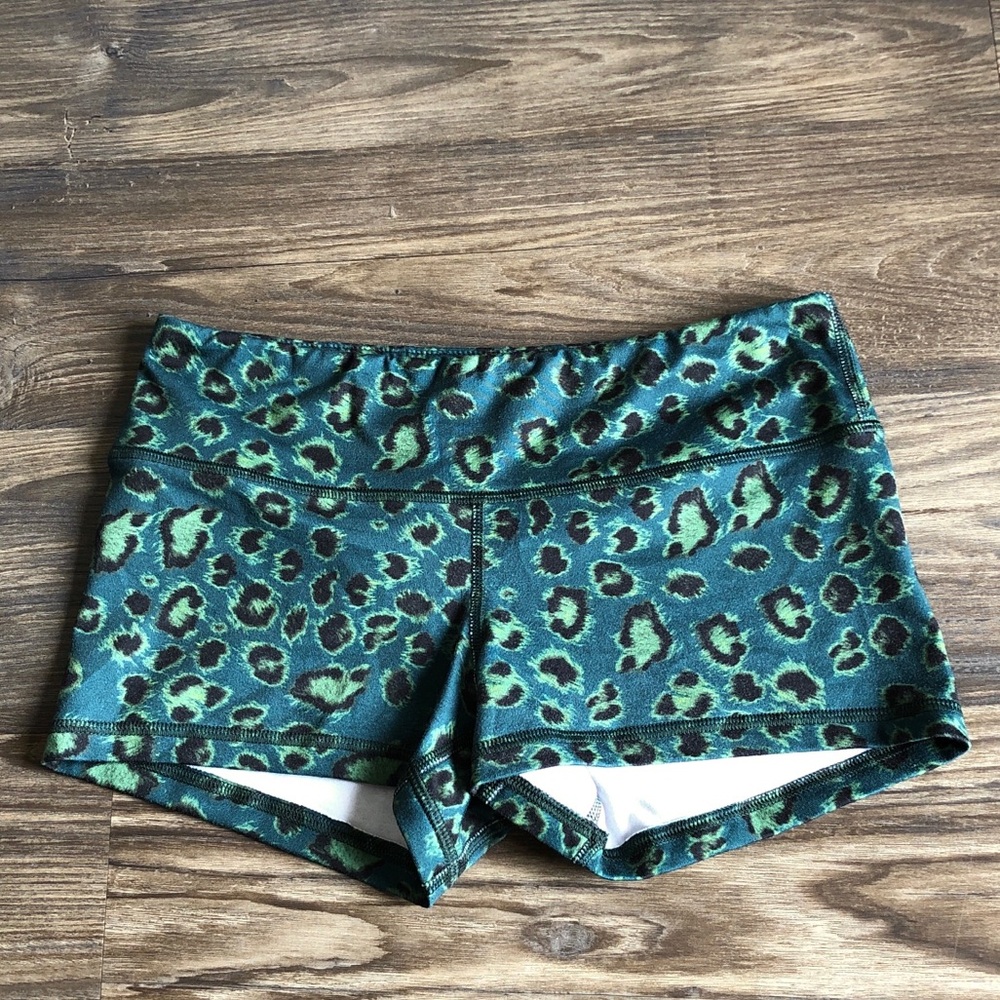 Fleo Low Rise Workout Shorts Green Animal Print Small